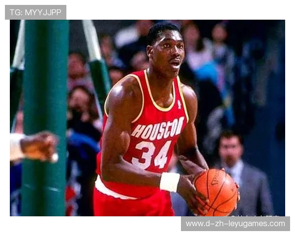 NBA巨星隔扣硬吃内线：巅峰对决中的霸气表现